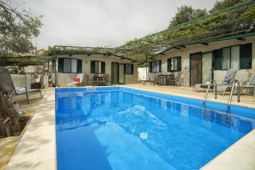 Family friendly apartments with a swimming pool Bol, Brac - 13364 - Location saisonnière - Bol
