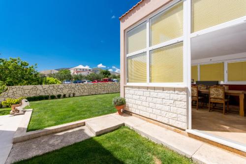 Apartments with a parking space Trogir - 13378 - image 3