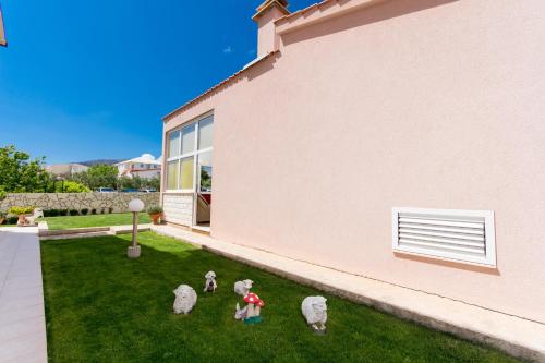 Apartments with a parking space Trogir - 13378 - main image