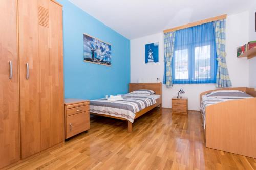 Apartments with a parking space Trogir - 13378 - image 2