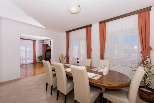 Apartments with a parking space Trogir - 13378 - image 8