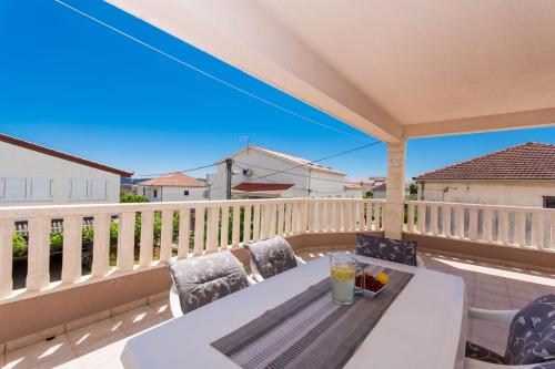 Apartments with a parking space Trogir - 13378 - image 7