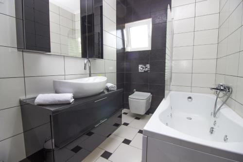 One-Bedroom Apartment with Terrace image 6