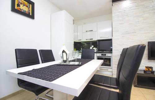 One-Bedroom Apartment with Terrace image 2