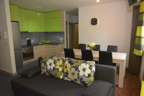 Apartments with a parking space Pula - 13416 - image 8