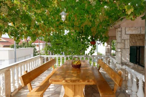 Erkély/terasz, Seaside house with a swimming pool Okrug Donji, Ciovo - 13428 in Okrug Donji