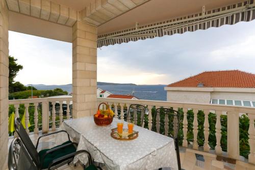 Erkély/terasz, Seaside house with a swimming pool Okrug Donji, Ciovo - 13428 in Okrug Donji