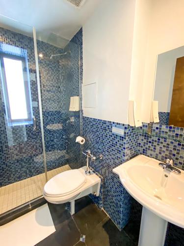 Standard Twin Room image 6