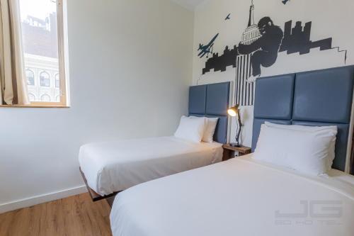 Standard Twin Room image 9