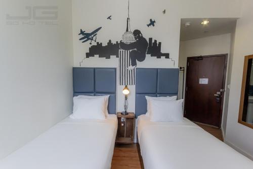 Standard Twin Room image 10