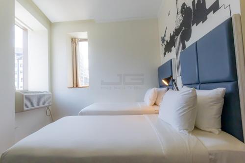 Standard Twin Room image 8