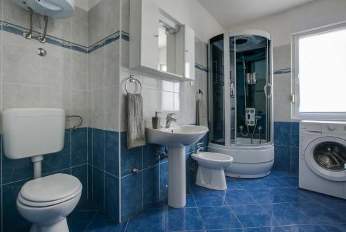 Apartments by the sea Pula - 13502 - image 11