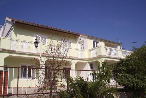 Apartments by the sea Tisno, Murter - 13588