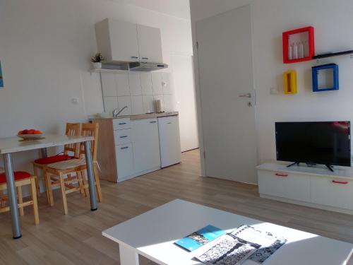 Apartments with a parking space Bilo Primosten - 13612 - image 8