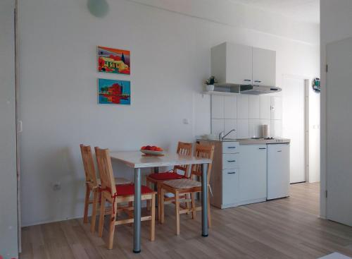 Apartments with a parking space Bilo Primosten - 13612 - image 9