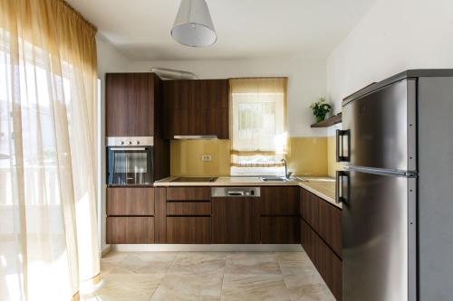 Apartments by the sea Medici Omis - 13634 - image 10
