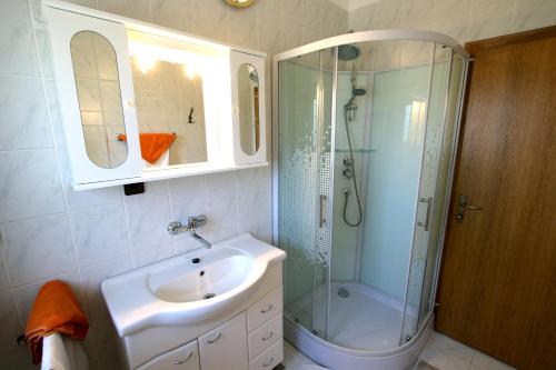 Family friendly seaside apartments Pirovac Sibenik - 13692 - image 2