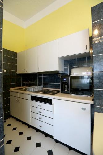 Family friendly seaside apartments Pirovac Sibenik - 13692 - image 12