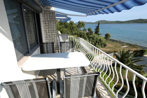 Family friendly seaside apartments Pirovac Sibenik - 13692 - image 4