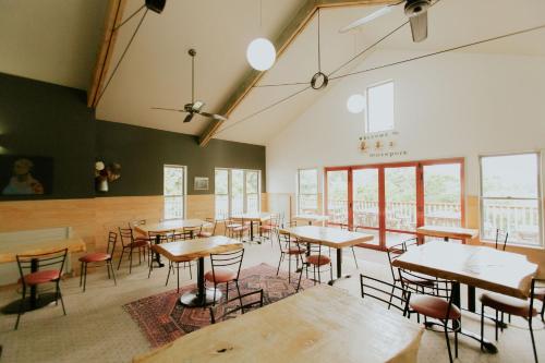 Étterem, Waitomo Village Chalets home of Kiwipaka in Waitomo