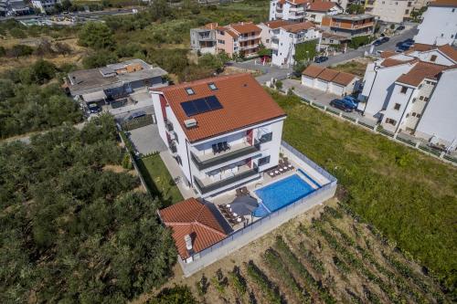 Luxury villa with a swimming pool Stobrec, Split - 14700 - Accommodation - Split