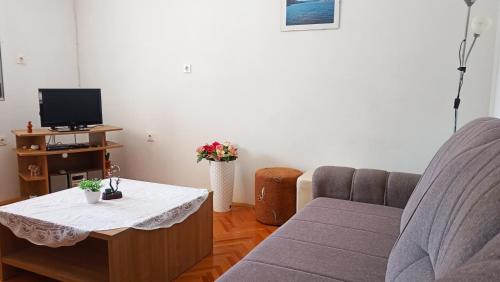 Seaside holiday house Vinisce Trogir - 14704 - image 3