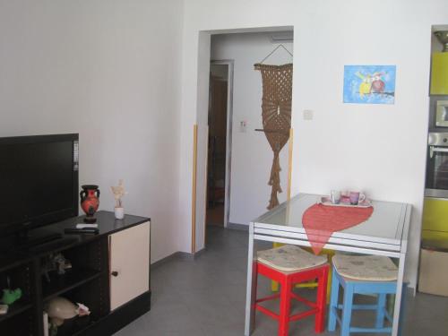 Apartments by the sea Maslinica Solta - 14748 - image 2