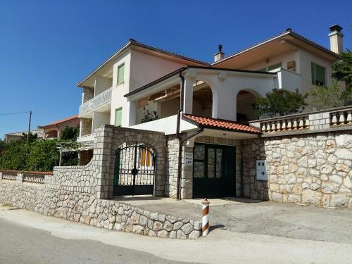  Apartments with a parking space Smokvica Krmpotska, Novi Vinodolski - 14906, Pension in Klenovica bei Alan