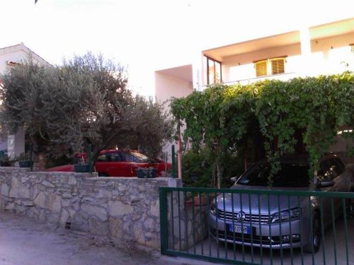 Apartments with a parking space Rukavac Vis - 13337 - main image