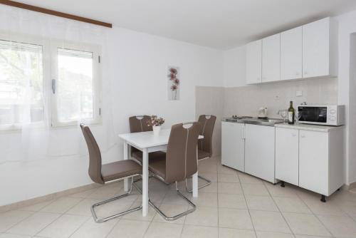Apartments by the sea Stomorska Solta - 14960 - image 12