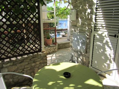Apartments by the sea Stomorska Solta - 14960 - image 14