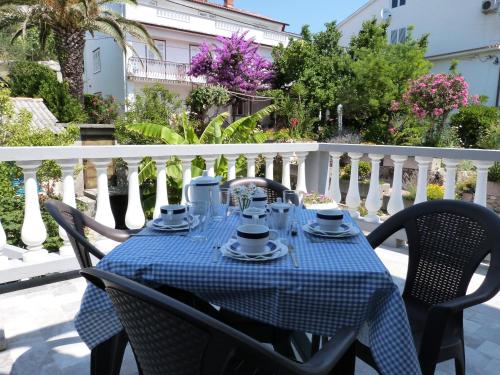 Apartments with a parking space Palit Rab - 14996 - image 3