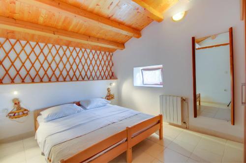 One-Bedroom Apartment with Balcony and Sea View image 9
