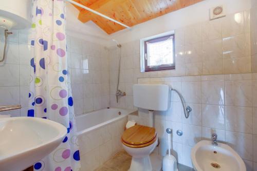 One-Bedroom Apartment with Balcony and Sea View image 7