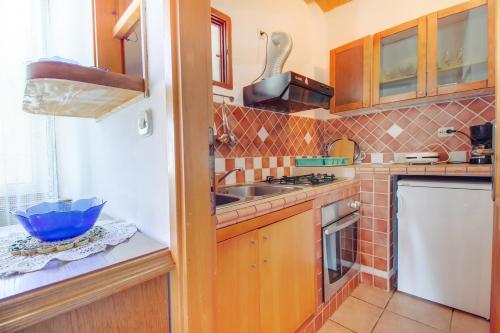 One-Bedroom Apartment with Balcony and Sea View image 6