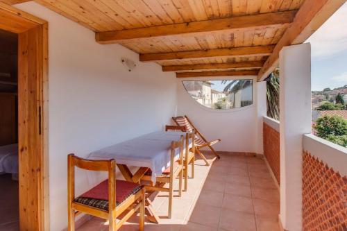 One-Bedroom Apartment with Balcony and Sea View image 2