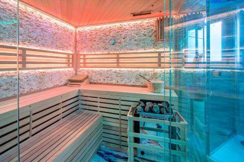 Sauna, Maarpanorama in het Maarberg Resort in Schalkenmehren
