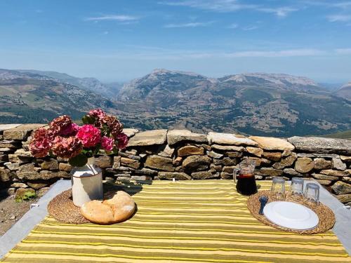 Tiñones cabaña pasiega (Tinones cabana pasiega) in Valcaba