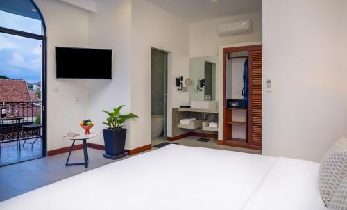 Blanc Smith Residence