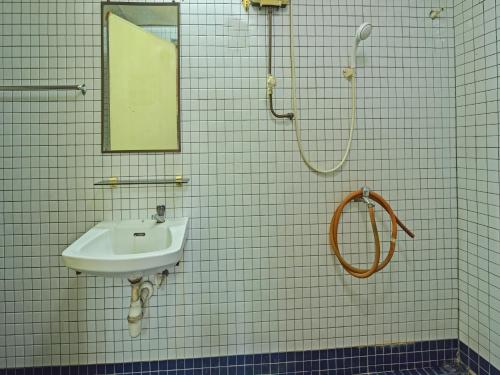 Bathroom, Super OYO 90599 Villa De Rose near Lido Beach