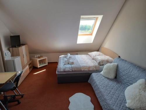 1 king bed, 1 twin bed