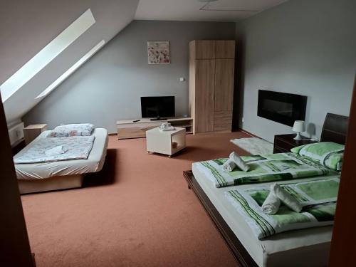 1 king bed, 2 twin beds