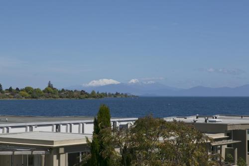 The Cove The Cove is perfectly located for both business and leisure guests in Taupo. Featuring a complete list of amenities, guests will find their stay at the property a comfortable one. Free Wi-Fi in all ro