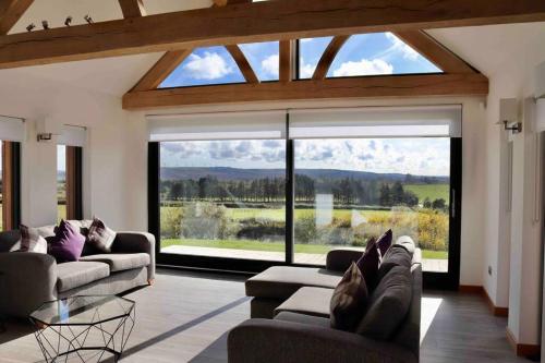 The Cottage - spacious getaway with stunning views