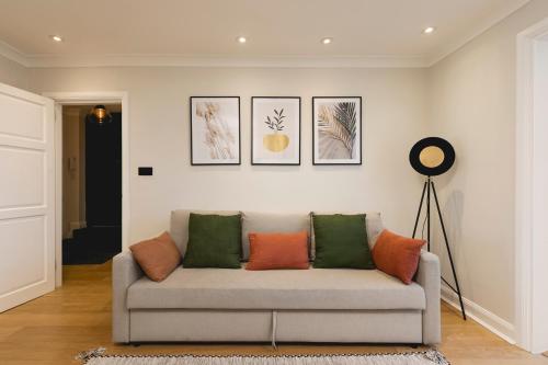 PenthouseStays Chelsea - Luxury 2 Bedroom Apartment w/King Bed - near King's Road