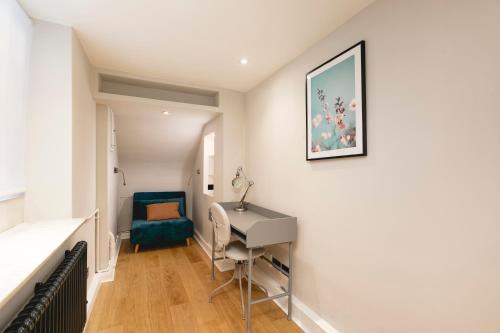 PenthouseStays Chelsea - Luxury 2 Bedroom Apartment w/King Bed - near King's Road