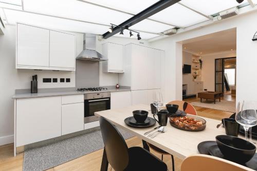 PenthouseStays Chelsea - Luxury 2 Bedroom Apartment w/King Bed - near King's Road