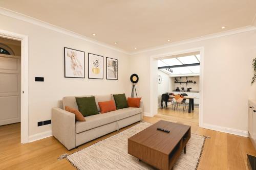 PenthouseStays Chelsea - Luxury 2 Bedroom Apartment w/King Bed - near King's Road