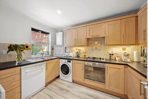 Prime location at 3 Bed town centre house in Bicester by Platinum Key Properties in Bicester