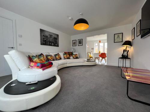Спільний лаунж/ТБ зона, Spacious & Stylish 4-Bed House with Hot Tub in Prime Location in Nursling and Rownhams